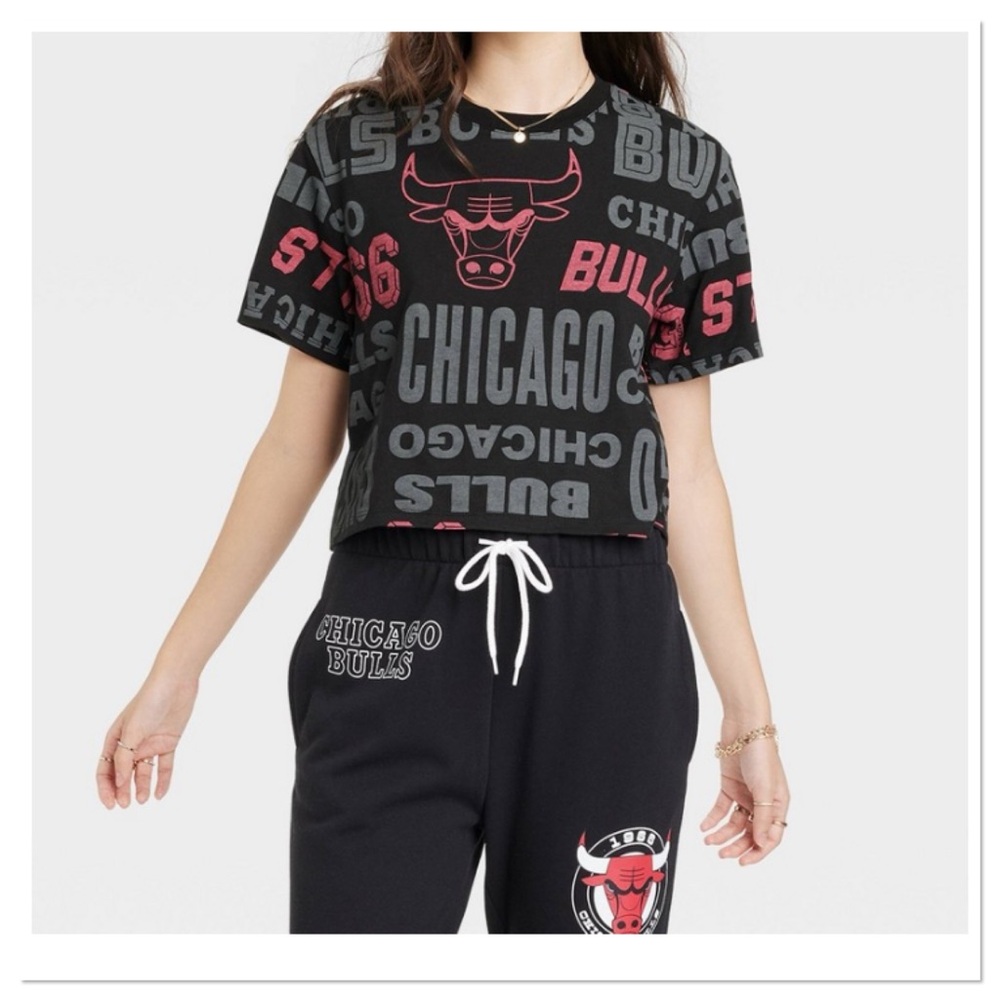 Women’s Chicago Bulls NBA Cropped Short Sleeve Graphic T-Shirt